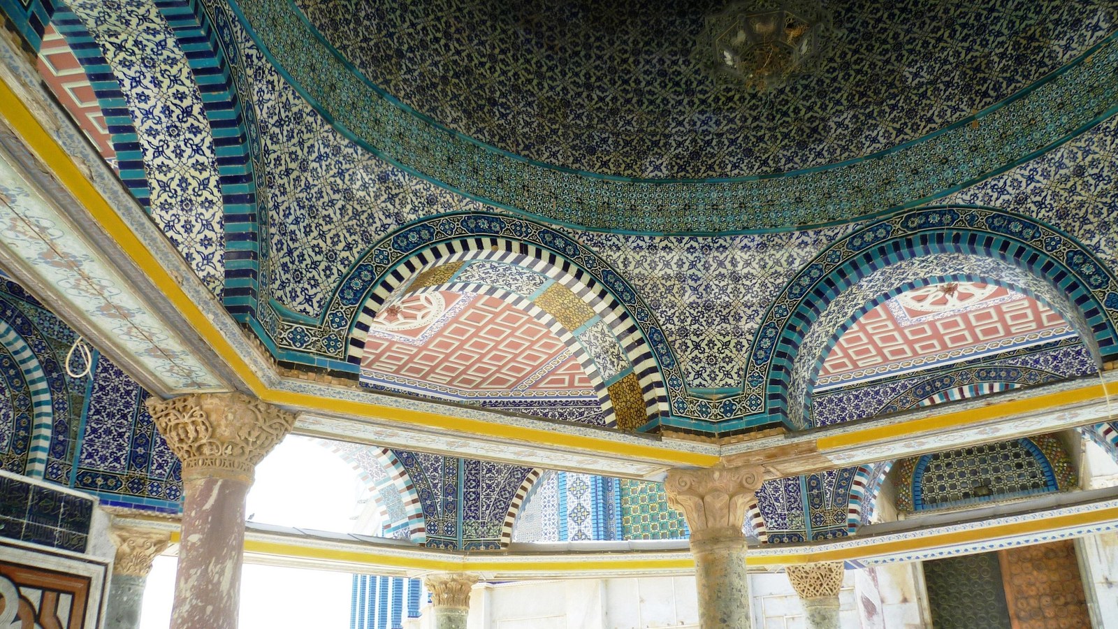 داخل قبة السلسلة